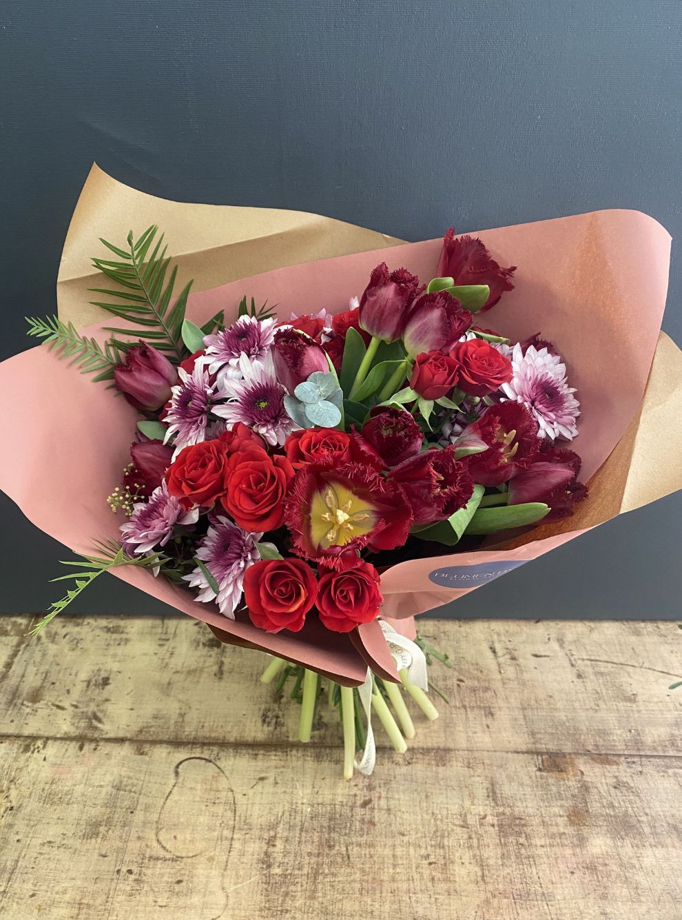 RAMO DE ROSAS Y TULIPANES