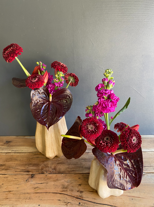 JARRONES CON FLORES FUCSIAS