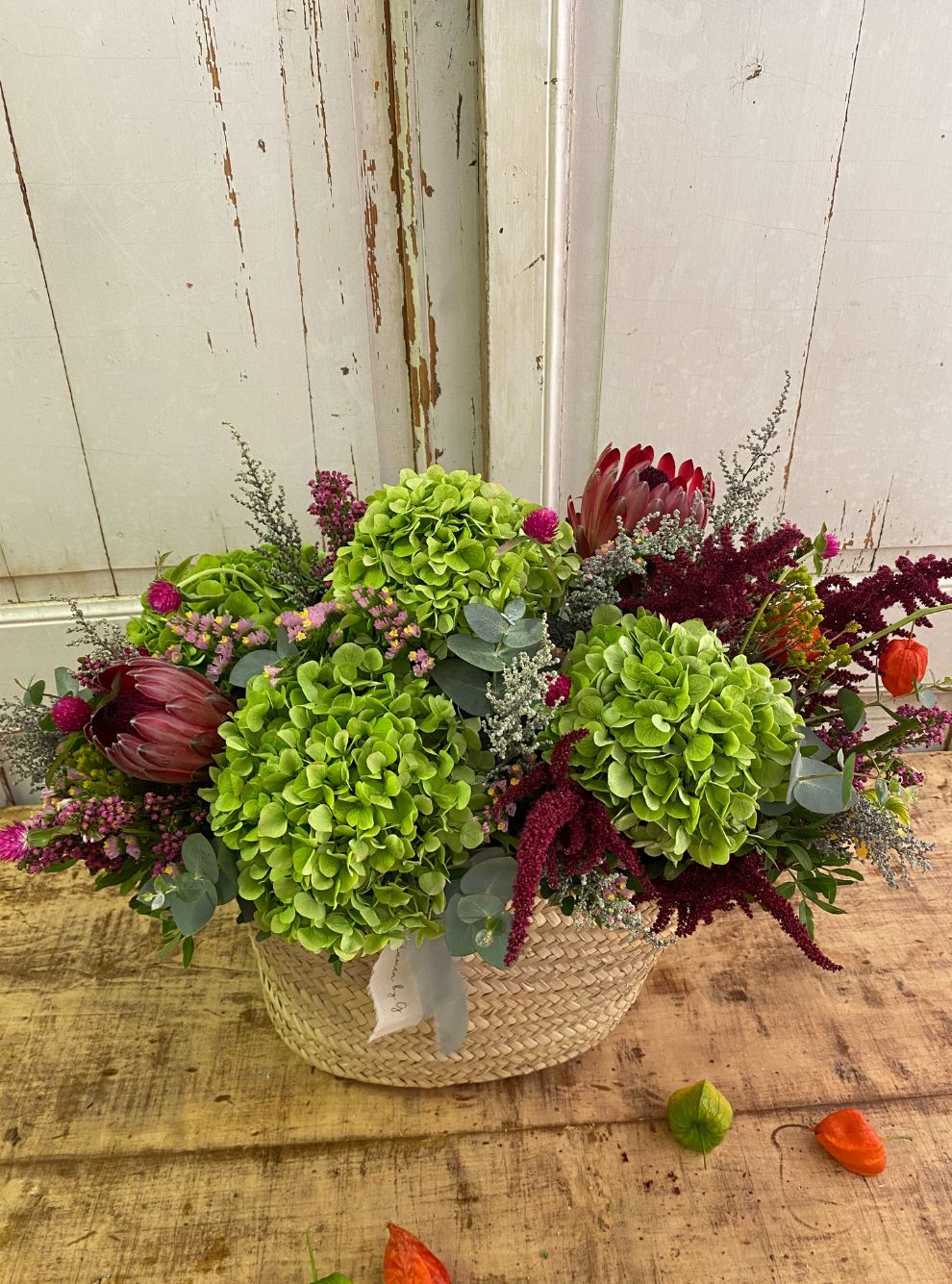 CESTA DE HORTENSIAS Y PROTEAS