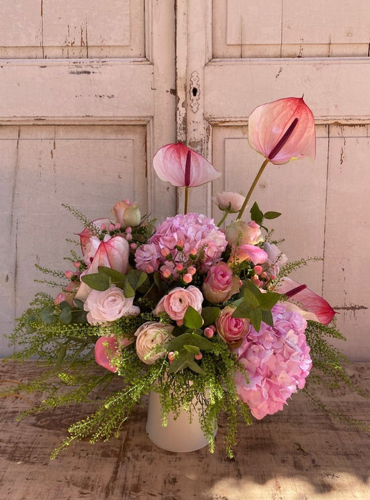 FLORES PASTEL EN JARRA BLANCA