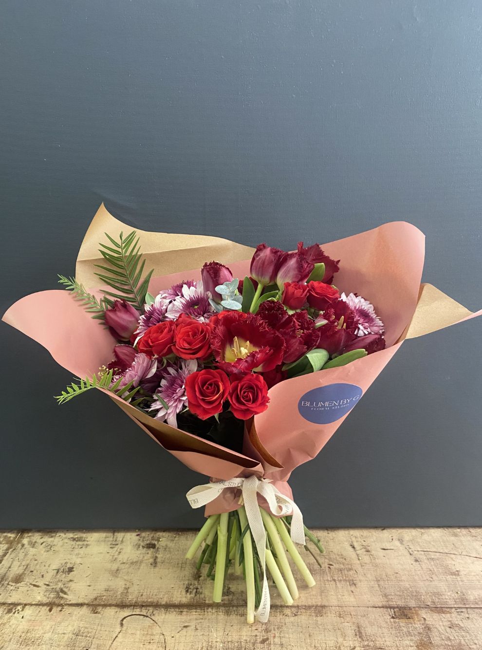 RAMO DE ROSAS Y TULIPANES