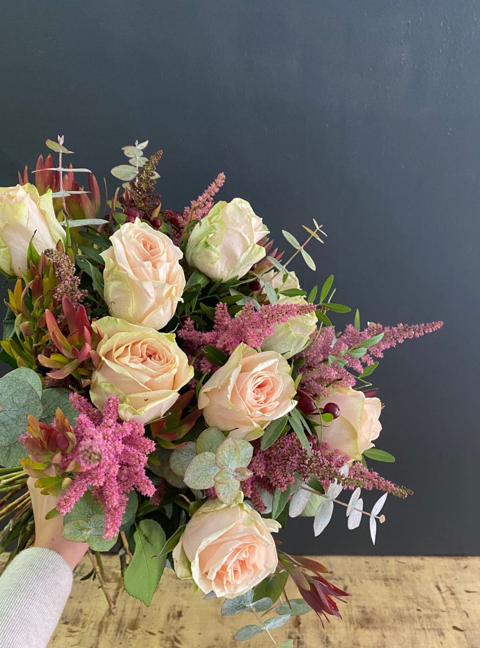 RAMO CON ROSAS Y ASTILBE